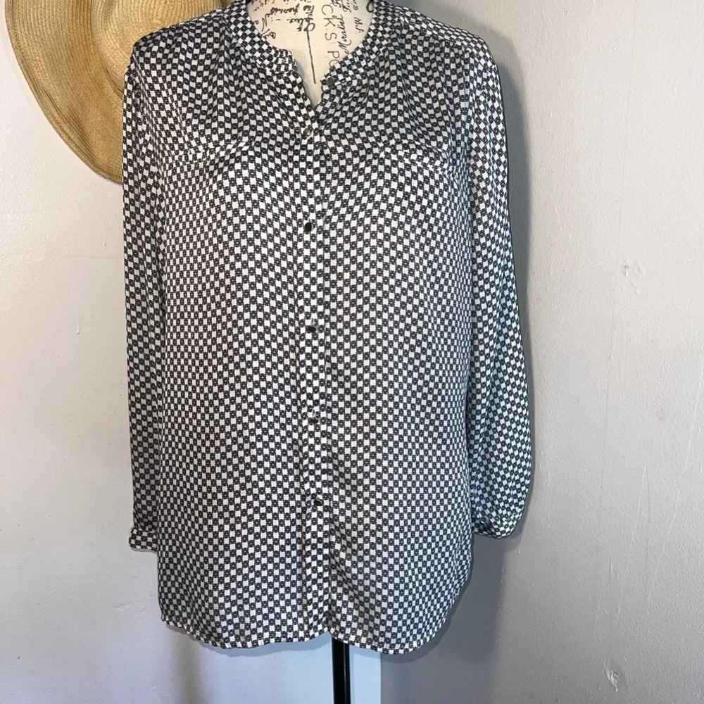 Liz‎ Claiborne XL round collar button front button long sleeve geometric blouse